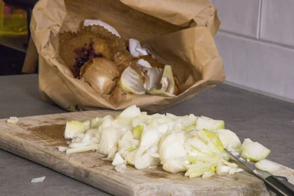 Cebollas Picadas Una Tabla Peladuras Una Bolsa Reciclaje Alimentos Marrón —  Fotos de Stock