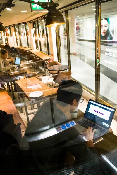 Стокгольм Швеция Мужчина Кафе Наклоняется Над Своим Компьютером — стоковое фото