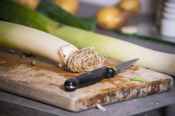 Een Kok Hakt Een Prei Stukken Voor Een Soep — Stockfoto