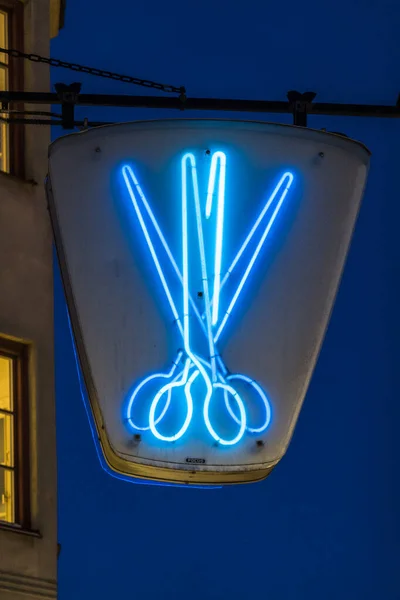 瑞典斯德哥尔摩海格斯特斯万岛上一家理发店 理发店上方的剪子标志 — 图库照片