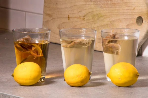 Trois Citrons Trois Tasses Thé Dans Une Cuisine — Photo