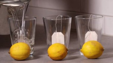 Mutfakta üç limon ve üç bardak çay..
