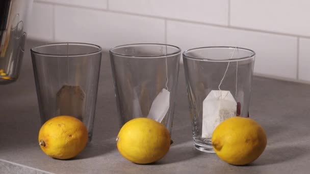 Trois Citrons Trois Tasses Thé Dans Une Cuisine — Video