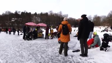 Stockhom, Trekanten Gölü 'ndeki İsveç buz patencileri ve bir sosisli standı.. 
