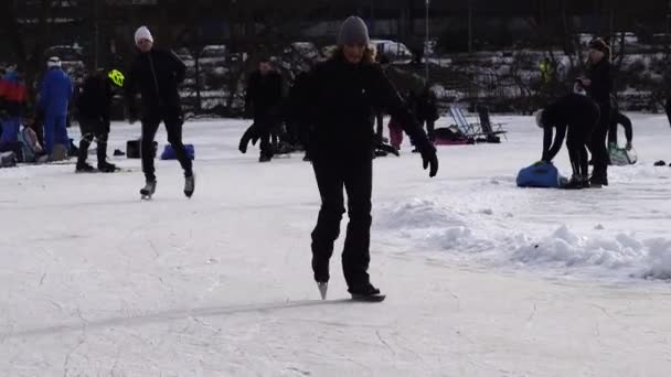 Stockhom Sweden Ice Skaters Trekanten Lake — Stock Video