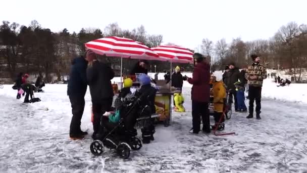 Stockhom Sweden Ice Skaters Trekanten Lake Hot Dog Stand — Stock Video