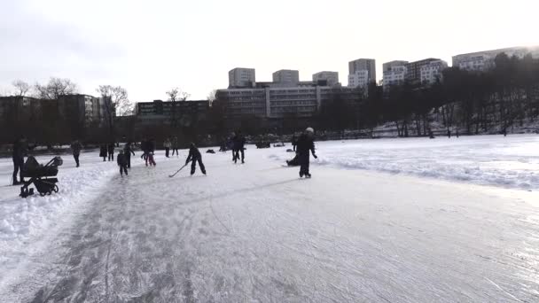 Stockhom 瑞典Trekanten湖上的滑冰选手 — 图库视频影像
