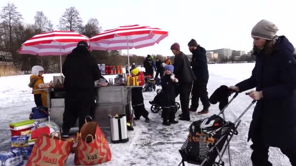 Stockhom Schweden Eisläufer Auf Dem Trekanten See Und Ein Würstelstand — Stockvideo