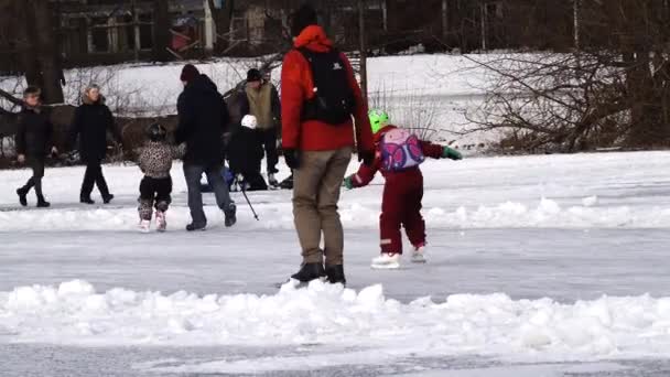 Stockhom Suécia Patinadores Gelo Trekanten Lake — Vídeo de Stock