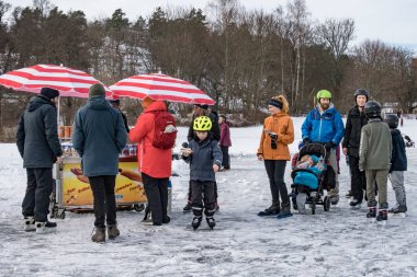 Stockholm, Trekanten Gölü 'nde buz patencileri ve sosisli sandviç satan bir yer..