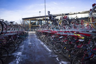 Uppsala, İsveç Uppsala merkez istasyonunda banliyö bisikletleri rafı.