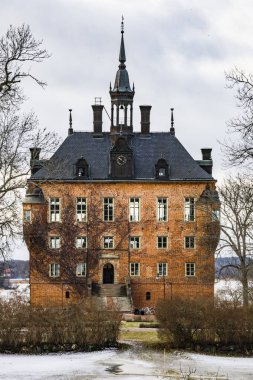 Uppsala, İsveç Wiks Şatosu Kışın Malaren Gölü kıyısında.