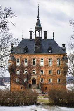 Uppsala, İsveç Wiks Şatosu Kışın Malaren Gölü kıyısında.