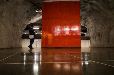 Stockholm, İsveç Stockholm Tüneli 'ndeki Platofrm Üniversitesi durağı..