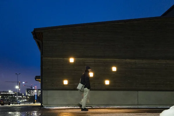 Estocolmo Suécia Homem Caminha Noite Estacionamento Lado Prédio Iluminado — Fotografia de Stock