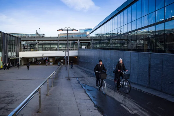 ウプサラ スウェーデンウプサラ中央駅の自転車通勤者 — ストック写真