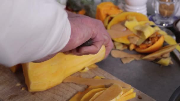 Cuisinier Prépare Courge Musquée Pour Friture — Video