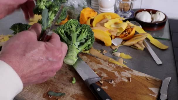 Kock Skalar Broccolistjälkarna — Stockvideo