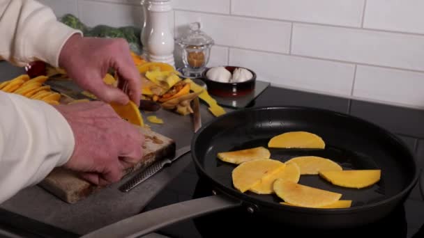 Kock Förbereder Butternut Squash För Stekning — Stockvideo