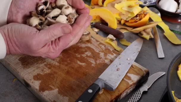 Ένας Μάγειρας Κόβει Μανιτάρια Και Βάζει Ένα Τηγάνι Κολοκύθα — Αρχείο Βίντεο