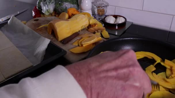 Kuchař Připraví Tykev Smažení — Stock video