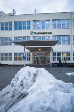 Stockholm, İsveç sosyal sigorta bürosunun önünde bir yığın kar var. Terkedilmiş karingskassa.