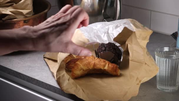 Člověk Vytáhne Muffin Pekařské Tašky Obchodě — Stock video