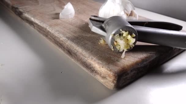 Une presse à ail dans une cuisine presse l'ail. 