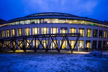Stockholm, İsveç Modern Binaları şafak vakti Starrangen 'in Östernalm Mahallesi' nde kar yağarken.