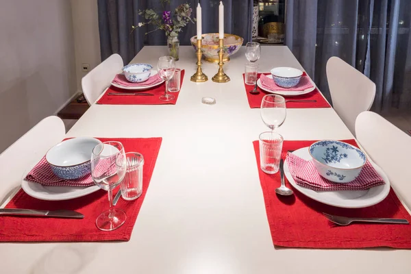 Setzen Sie Einstellungen Einen Esstisch Einer Küche — Stockfoto
