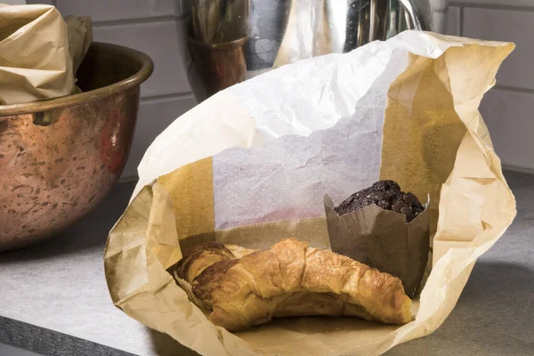 Una Persona Toma Panecillo Una Bolsita Panadería — Foto de Stock