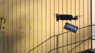 Stockholm, İsveç İHA 'sı özel teslimat paketiyle uçuyor.. 