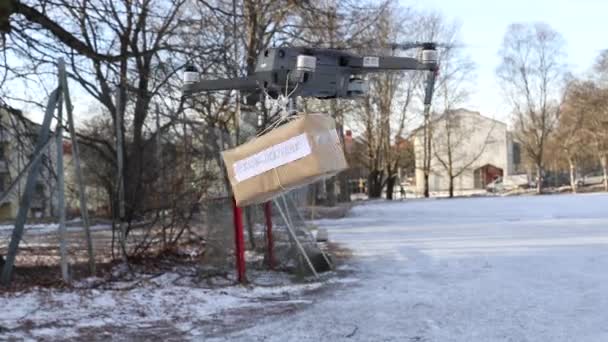 Estocolmo Suécia Drone Voa Com Pacote Que Diz Entrega Especial — Vídeo de Stock