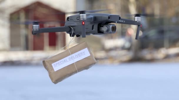 Estocolmo Suécia Drone Voa Com Pacote Que Diz Entrega Especial — Vídeo de Stock