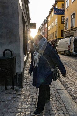 Stockholm, İsveçli yayalar soğuk bir kış sabahı Gamla Stan veya Old Town 'da.