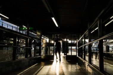 Stockholm, İsveç Halk Gamla Stan 'de, Old Town tünelinde ya da metro durağında, sert kış güneşinin altında duruyor..