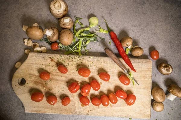 Tomaten Een Snijplank — Stockfoto