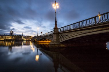 Stockholm, İsveç Kış sabahı şafak vakti Vasa Köprüsü.