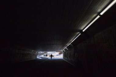 Stockholm, İsveç Bilinmeyen bir kişi yaya tünelinde yürüyor.