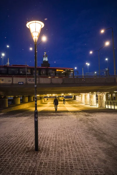 Estocolmo Suecia Una Persona Camina Por Mañana Temprano Nieve Klara —  Fotos de Stock