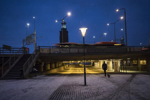 Sztokholm Szwecja Człowiek Chodzi Wczesnym Rankiem Śniegu Klara Malarstrand — Zdjęcie stockowe