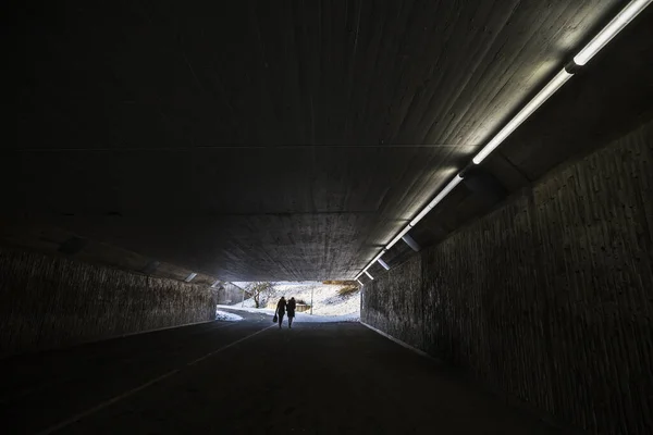 Estocolmo Suecia Una Persona Identificada Camina Túnel Peatonal — Foto de Stock