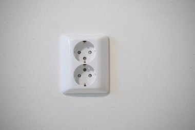 Duvarda çift Avrupalı elektrik prizi.