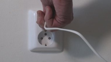Duvarda çift Avrupalı elektrik prizi.