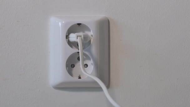 双面电源插座墙上的双面欧洲电源插座 — 图库视频影像