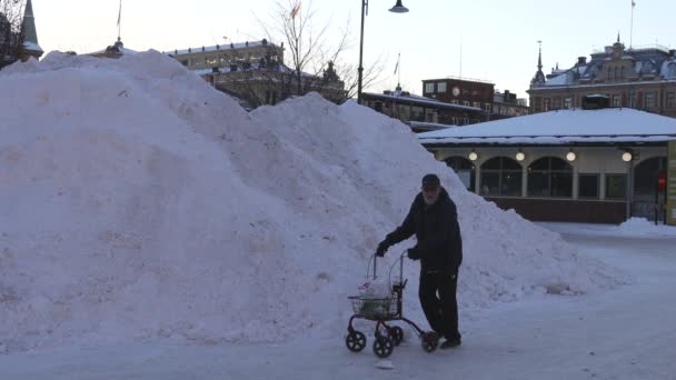 Sundsvall Schweden Fußgänger Der Verschneiten Innenstadt — Stockvideo
