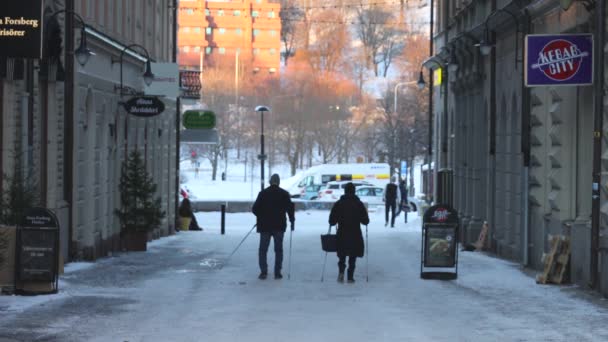 Sundsvall Zweden Voetgangers Wandelen Besneeuwde Binnenstad — Stockvideo