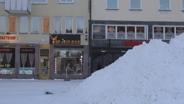 Сундсвалль Швеция Пешеходы Идущие Заснеженному Центру Города — стоковое видео