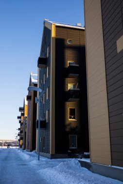 Sundsvall, İsveç Kar ve güneşte modern apartman binaları ve balkonlar.