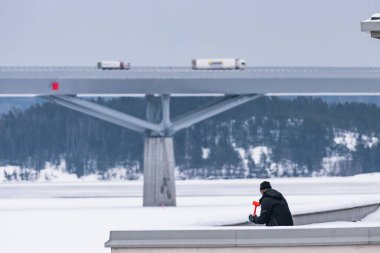 Sundsvall, İsveç. İki adam bir binanın çatısından buz ve kar kaldırıyor..